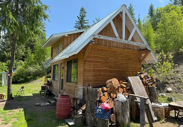 $100,000 Off-Grid Cabin on 20 Acres in Washington: A Remote Mountain Retreat Worth Considering?