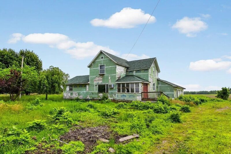 $55.9K Michigan Farmhouse: 7.8 Acres in Ubly | Analysis